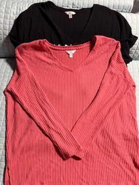 Time and Tru Coral and Black Ribbed V-Neck Tunic Sweater
